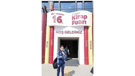İrem, kitapların dünyasını işaret diliyle keşfetti