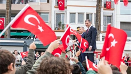 İzmir’de Cumhuriyet coşkusu meydanlara sığmadı