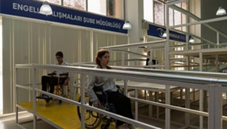 İzmir’de empati parkuru: Engelleri deneyimleyerek fark ediyorlar