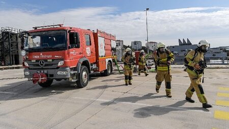 İzmir’in yeni itfaiyecileri alevlerin arasında göreve hazırlanıyor