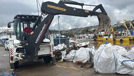 İzmit Körfezi’nde yağış sonrası temizlik mesaisi