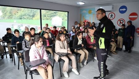 Kartepe’de Minik Öğrenciler Trafik Kurallarını Uygulamalı Öğreniyor
