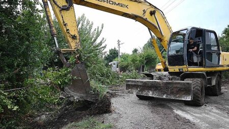 Kemer’de dere temizliği çalışmaları sürüyor