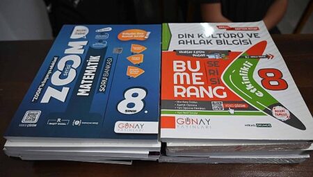Kemer’de sekizinci sınıf öğrencilerine ücretsiz ders kitapları dağıtıldı