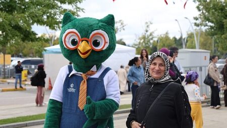 Kitapla denge oyunu fuara renk kattı