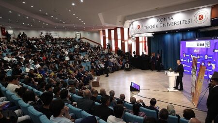 KTÜ Öğrencileriyle Buluşan Başkan Altay: “Üniversitelerimizin Eğitim Hayatına Her Türlü Katkıyı Sunmaya Gayret Ediyoruz”