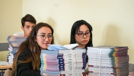 Maltepe’de Sınav Yolculuğuna Kitap Desteği