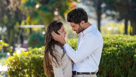 Merakla beklenen yeni dizi ‘Menekşe’ sete çıktı