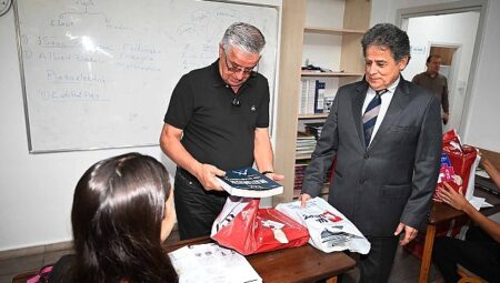 Öğrencilere ücretsiz kitapları dağıtıldı