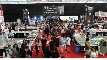 Onlarca yazar, binlerce kitap ve her yaştan okur Cam Piramit’te buluşuyor