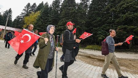 Osmangazi Belediyesi’nden Uludağ’da Cumhuriyet Yürüyüşü
