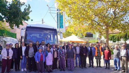 Seferihisar Belediye Başkan Vekili Fuat Gümüş, Gödence Üretici Pazarı’nı ziyaret ederek üreticilerle bir araya geldi.