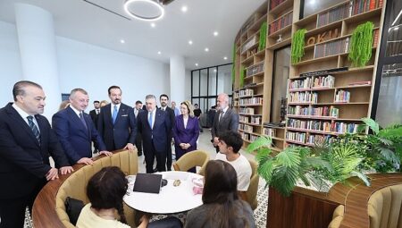 Zorlu’dan Büyükakın’a övgü:  “Kendisi sadece hizmet üretmiyor, kavram da üretiyor”